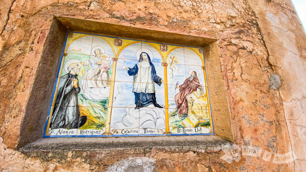 Mosaico de azulejo sobre Santos mallorquines