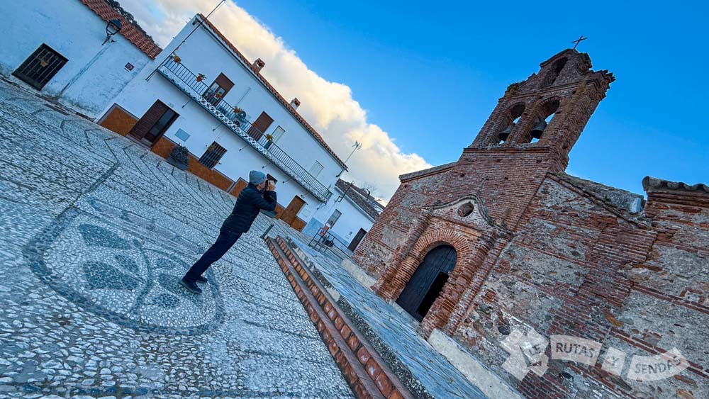 Iglesia de San Pedro y San Pablo y escudo de Puerto Moral