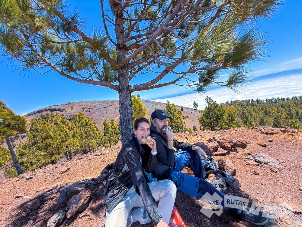 Almuerzo en el "restaurante" los volcanes
