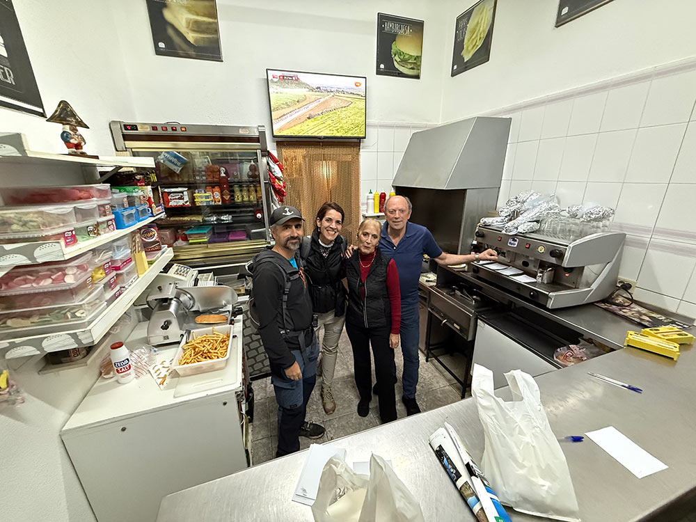 Con Berto y Digna en la Hamburguesería Díber 