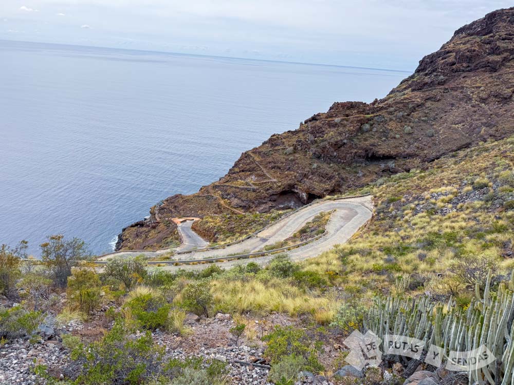 Pista cimentada por el Barranco del Jorado