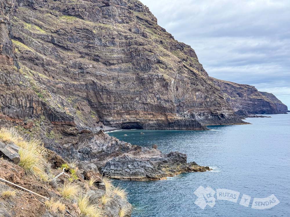Vistas al saliente de Cayado Nuevo y a la Playa del Jorado